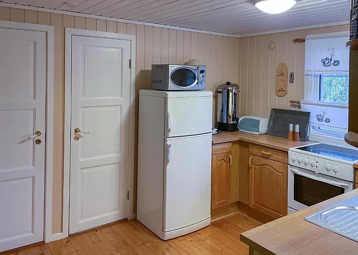 3 Bedroom Lovely In Aseral Feriehus